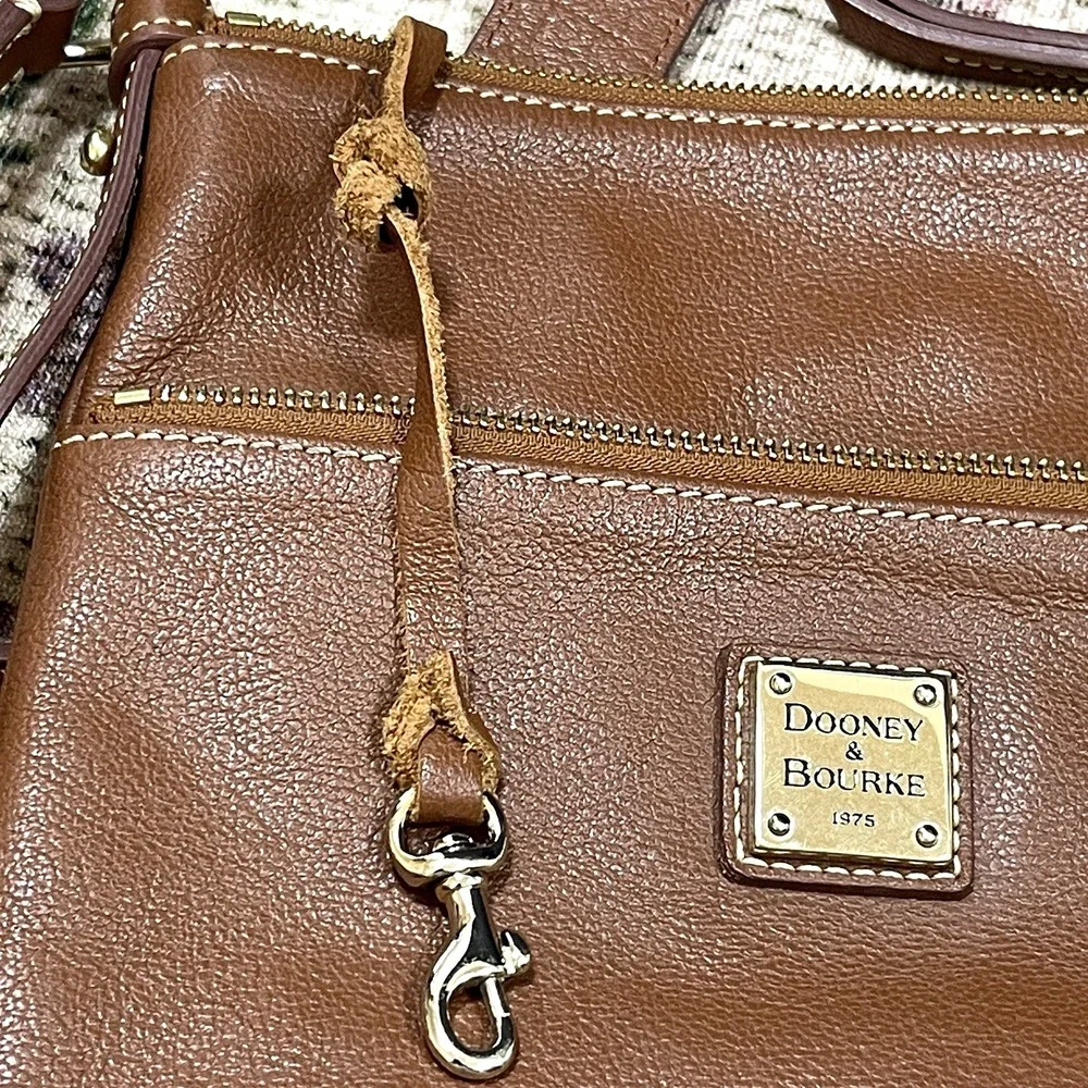 Dooney‎ and Bourke 1975 Pebble Grain Leather Crossbody Shoulder Bag Brown